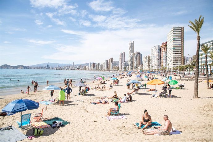 Numerosas personas se bañan y toman el sol en la playa de Poniente, a 11 de marzo de 2023, en Benidorm, Alicante, Comunidad Valenciana (España). 