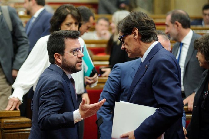 El presidente de la Generalitat, Pere Aragons (i) y el líder del PSC, Salvador Illa (d), durante una sesión plenaria en el Parlament, a 22 de marzo de 2023, en Barcelona, Catalunya (España). El pleno del Parlament vota hoy si convalida el decreto ley d