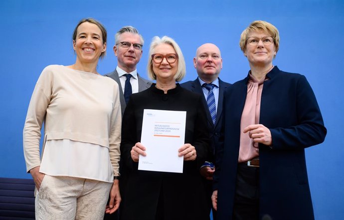 22 March 2023, Berlin: (L-R) Members of the German Council of Economic Experts, Ulrike Malmendier, Martin Werding, Chairwoman Monika Schnitzer, Achim Truger and Veronika Grimm, present the updated economic forecast for 2023/24 at the Federal Press Confe