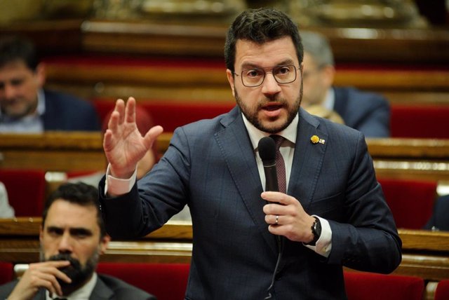 El presidente de la Generalitat, Pere Aragonès, interviene durante una sesión plenaria en el Parlament, a 22 de marzo de 2023, en Barcelona, Catalunya (España). El pleno del Parlament vota hoy si convalida el decreto ley del Govern para hacer frente a la 