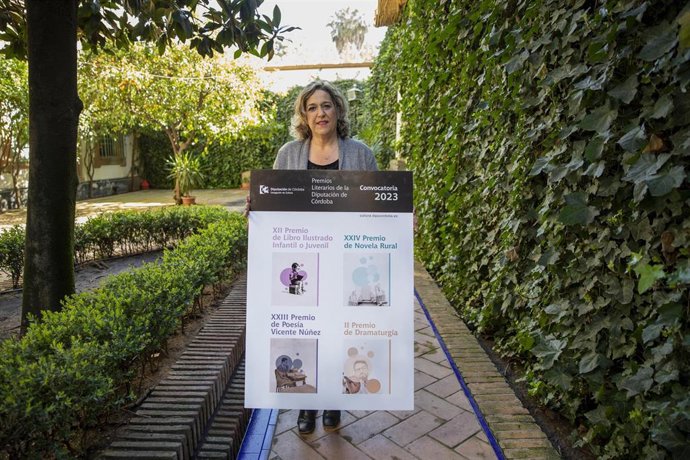 La delegada de Cultura de la Diputación de Córdoba, Salud Navajas, presenta la convocatoria de premios literarios.