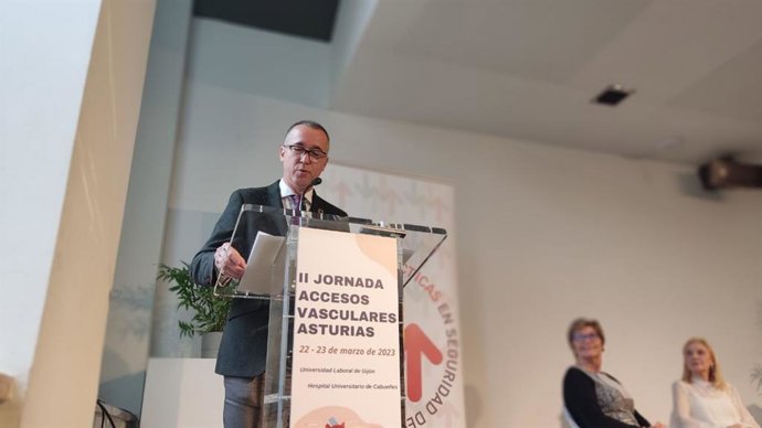 El consejero de Salud del Principado de Asturias, Pablo Fernández, interviene en las II Jornadas de Accesos Vasculares, en Gijón