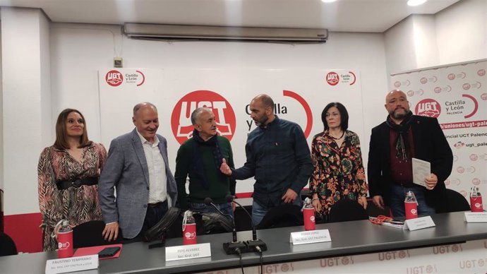 Pepe Álvarez (C) junto a responsables de UGT PAlencia y de Castilla y León.