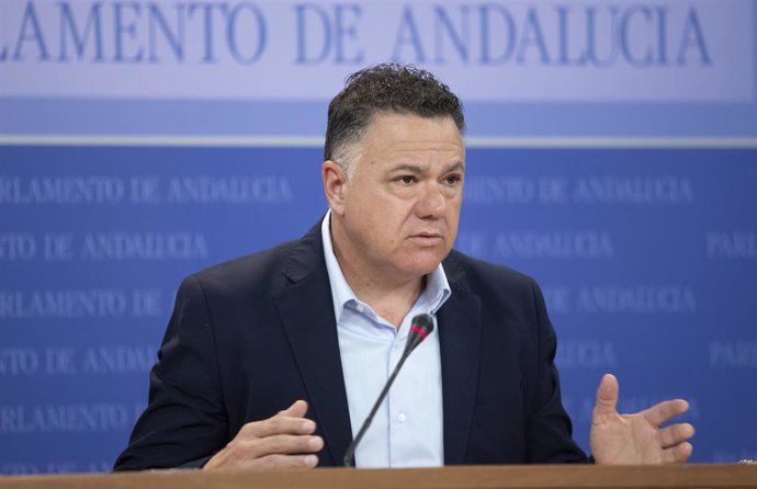 El portavoz adjunto de Por Andalucía, Juan Antonio Delgado,  durante la ronda de ruedas de prensa de portavoces de los grupos parlamentario. A 22 de marzo de 2023, en Sevilla, (Andalucía, España). Ronda de ruedas de prensa de representantes de los grupo