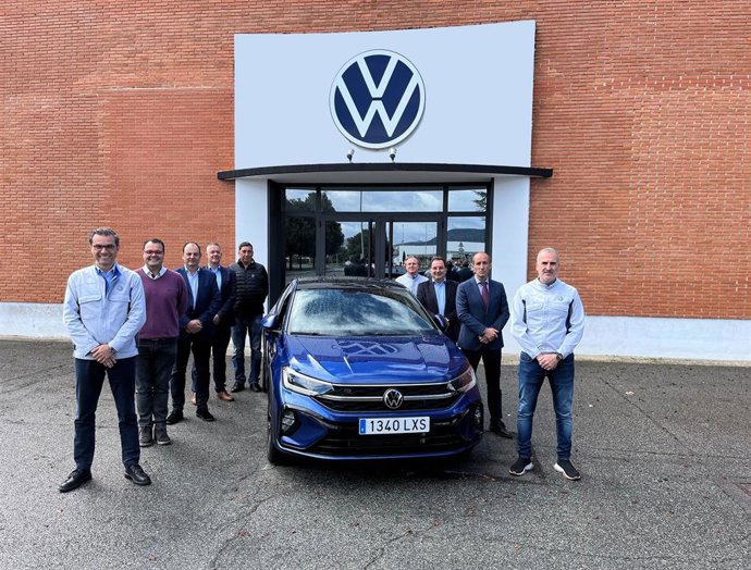 El presidente de Volkswagen Navarra, Michael Hobusch, junto a otros directivos de la compañía y Alfredo Morales, presidente del Comité de Empresa