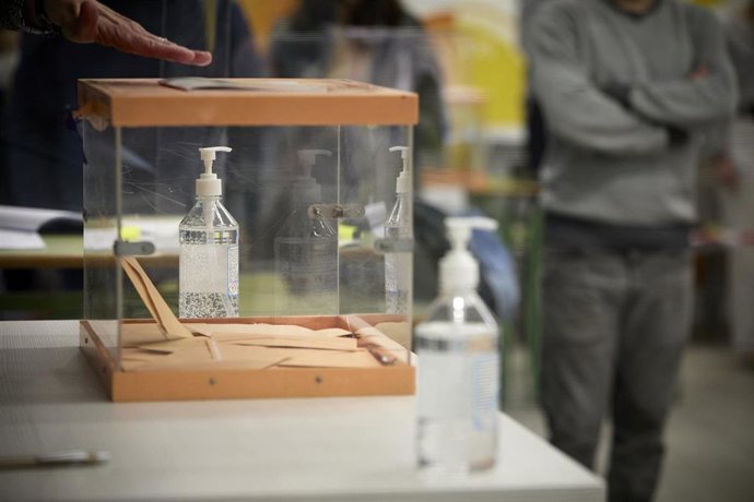 Archivo - Una urna en un colegio electoral.
