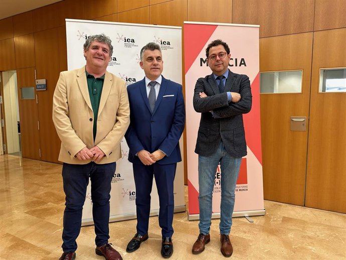 El presidente de la asociación MurciaaEscena, Nacho Vilar (i); el secretario general de la Consejería de Presidencia, Turismo, Cultura, Juventud, Deportes y Portavocía, Juan Antonio Lorca (c); y el director general del ICA, Manuel Cebrián (d)
