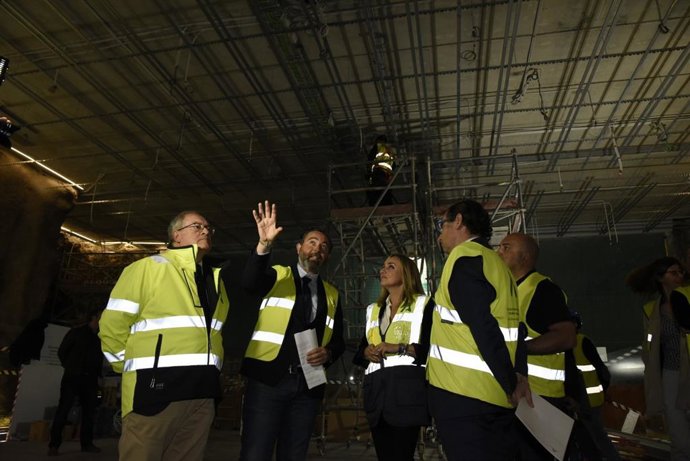 Obras en la sala multiusos la estación Alcázar Genil del metro de Granada .