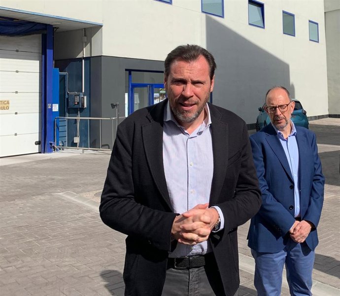 El alcalde de Valladolid, Óscar Puente, junto al concejal de Recursos Humanos, Juan Carlos Hernández.