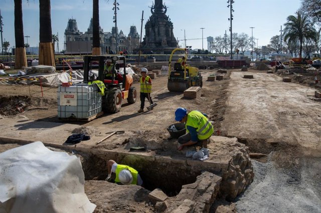 Arqueólogos realizan tareas de excavación en las obras de la Rambla de Barcelona donde se han localizado restos de muralla, el baluarte y las antiguas casernas de Drassanes.