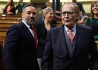 Tamames se despide del Congreso posando con los diputados de Vox al grito de 'Viva España' y 'Viva el Rey'
