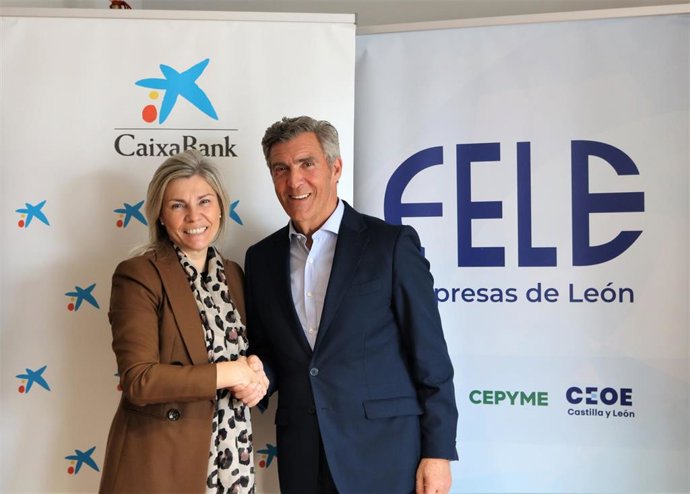 Martín (I) y Cepedan tras la firma del acuerdo.