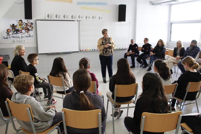 La consellera de Educación, Raquel Tamarit, presenta el material del proyecto 'Bombers a l'Escola'.