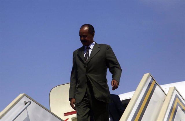 Archivo - El presidente de Eritrea, Isaias Afewerki, a su llegada a Sudán para una visita oficial en 2019
