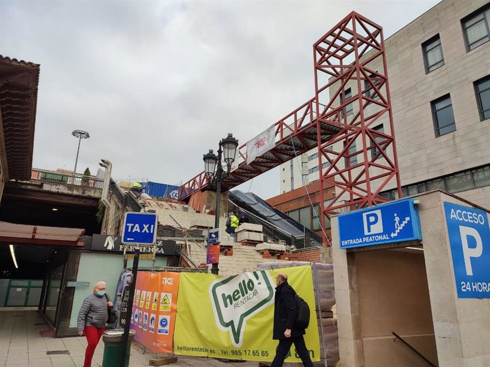 Archivo - Obras de instalación de las nuevas escaleras mecánicas y el ascensor de acceso a la Plaza de los Ferroviarios, La Losa, desde la calle Uría en Oviedo.