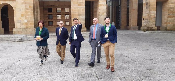 El  consejero de Industria, Empleo y Promoción Económica del Principado, Enrique Fernández (en el centro), antes de participar en la jornada Renewables Go International, organizada por MetaIndustry4, el clúster del metal de Asturias y Asturex ,en Gijón.