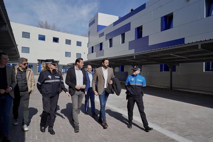 El alcalde de Valladolid, junto a miembros del equipo de Gobierno, de la Policía Municipal y responsables de la obra ejecutada en las dependencias de la Policía.