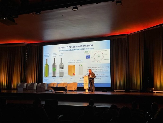 El presidente de Familia Torres, Miguel A. Torres, durante su ponencia 'Clima y Viticultura Sostenible' en la I Cumbre Agroalimentaria de Barcelona.