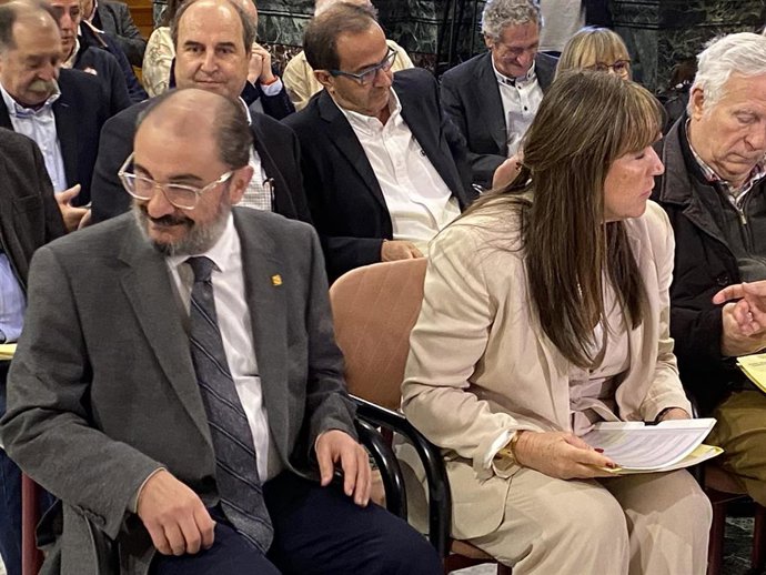 El presidente del Gobierno de Aragón, Javier Lambán, y la consejera de Sanidad, Sira Repollés.