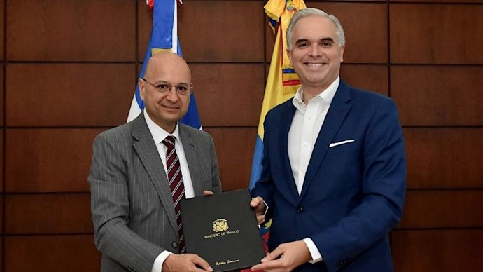 El ministro de Trabajo de República Dominicana, Luis Miguel De Camps García, y el embajador de Ecuador en la República Dominicana, Santiago Martínez Espíndola