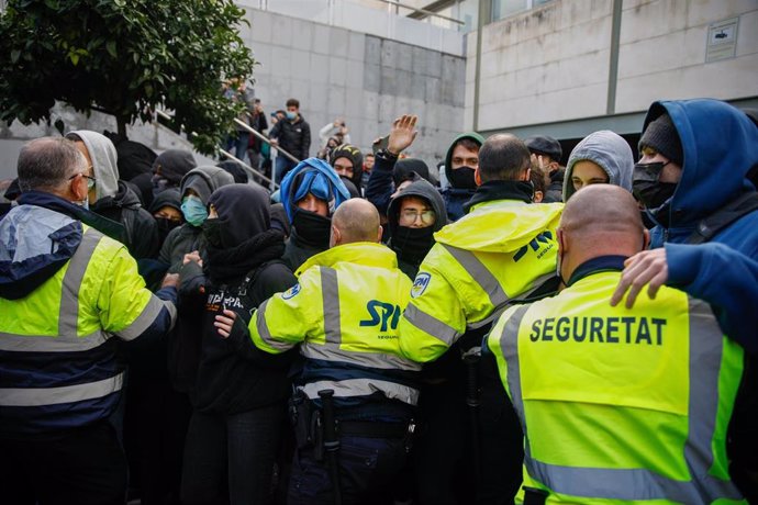 Archivo - Agentes de seguridad tratan de contener a estudiantes que protestan contra el acto 'En defensa de la libertad' en el campus de Cerdanyola del Valls (Barcelona), a 25 de noviembre de 2021.
