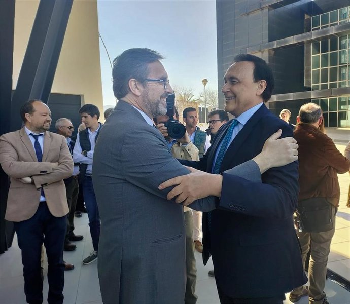 Gómez Villamandos saluda al rector de la UJA a su llegada al nuevo edificio.