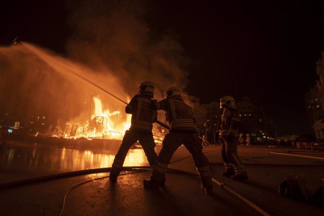 Los bomberos durante la cremà de la Falla del Ayuntamiento de València, a 19 de marzo de 2023, en València