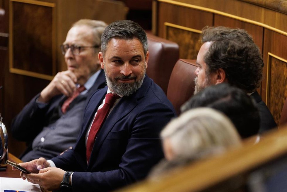 (I-D) El candidato de la moción de censura, profesor y economista Ramón Tamames; el líder de VOX, Santiago Abascal y el portavoz de VOX en el Congreso, Iván Espinosa de los Monteros, durante la segunda sesión de la moción de censura