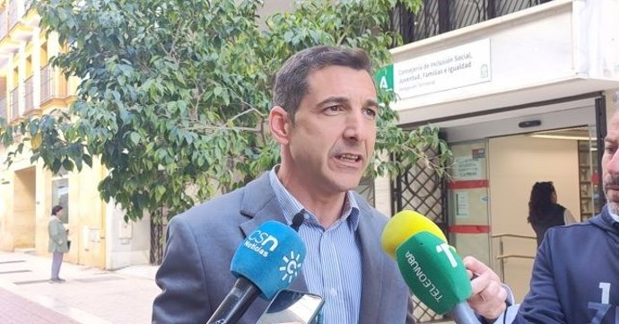 El senador del PSOE de Huelva Jesús González junto a la Delegación de Inclusión Social, Juventud, Familias e Igualdad de la Junta.