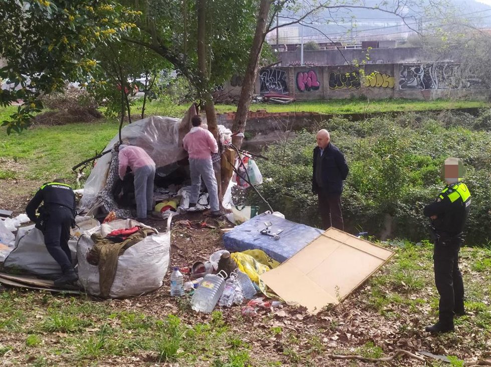 Angel Madrazo junto al asentamient desmantelado en Burtzeña, en Barkaldo.
