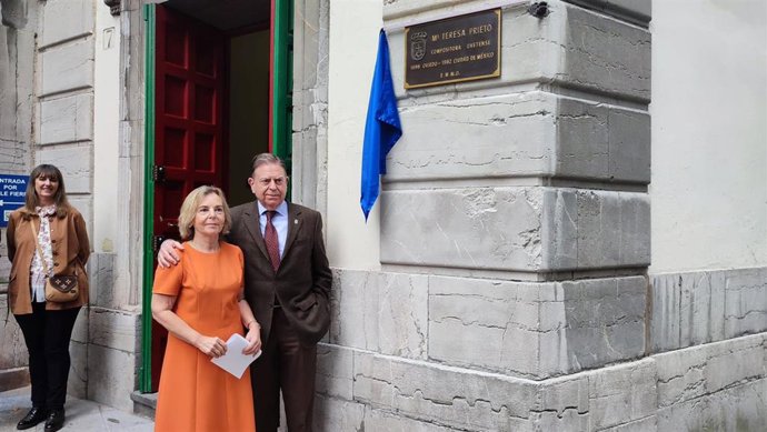 El alcalde de Oviedo, Alfredo Canteli, y la directora de la Escuela Municipal de Música, Gemma Losa, descubren la placa en recuerdo de la compositora ovetense María Teresa Prieto.