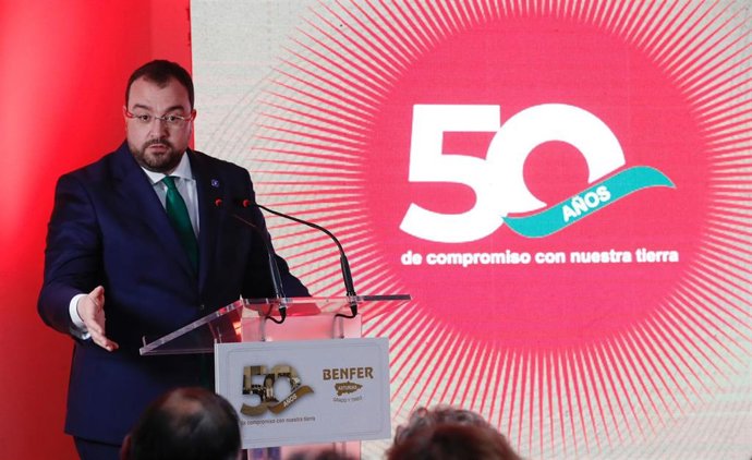El presidente del Principado de Asturias, Adrián Barbón, que ha asistido al acto del 50 aniversario de la empresa Benfer, en el concejo de Grado.