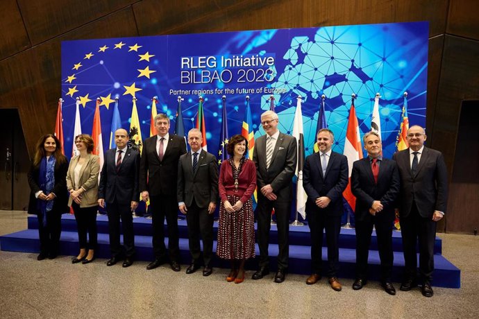 Foto de familia de los asistentes a la reunión del grupo de regiones europeas con competencias legislativas-RLEG, en Euskalduna, a 22 de marzo de 2023, en Bilbao, Vizcaya, País Vasco (España). El objetivo del encuentro es reivindicar un mayor papel de l