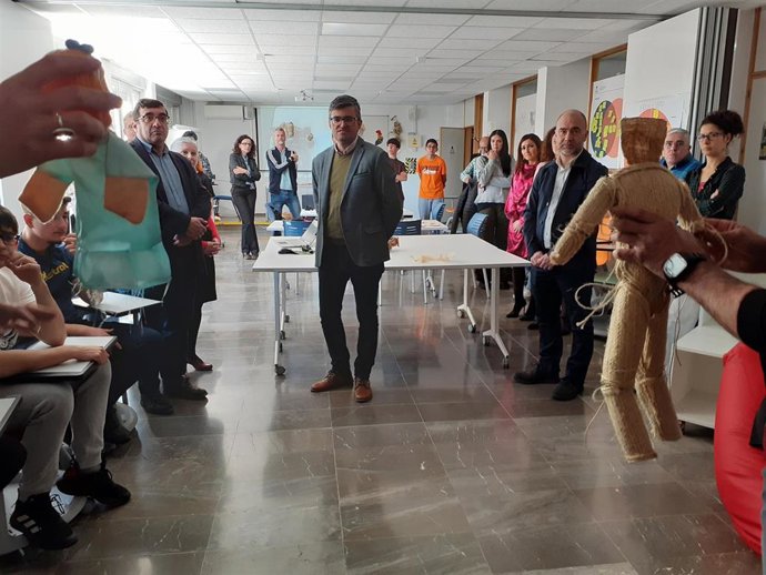 Javier Martín, en el centro en la imagen, en el IES Hermegildo Lanz