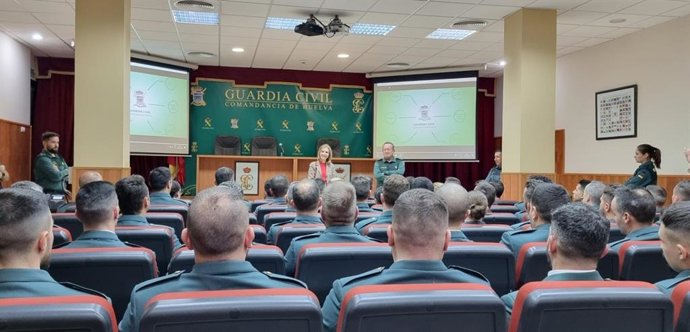 La subdelegada del Gobierno en Huelva, Manuela Parralo, y el coronel jefe de la Comandancia de la Guardia Civil de Huelva, Andrés López García, dan la bienvenida a los 64 nuevos agentes.