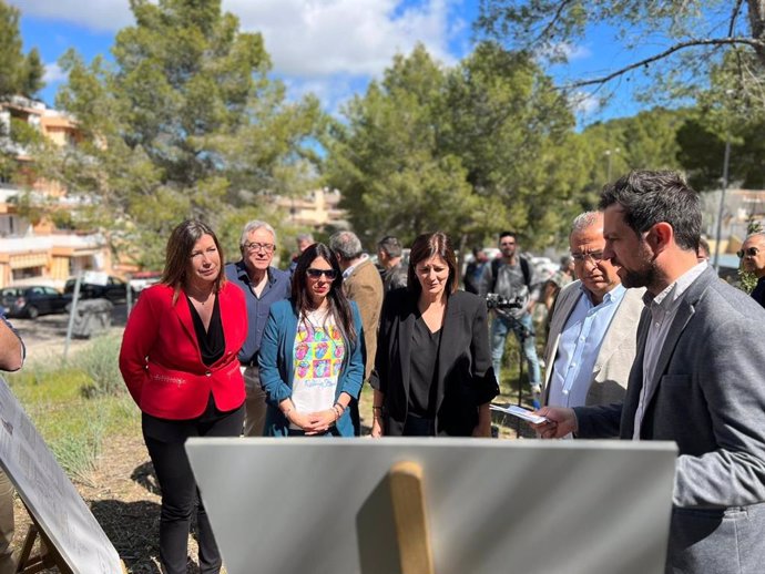 La consellera de Salud y Consumo, Patricia Gómez (i), visita los solares donde se ubicarán las UBS de Son Ferrer y Peguera.