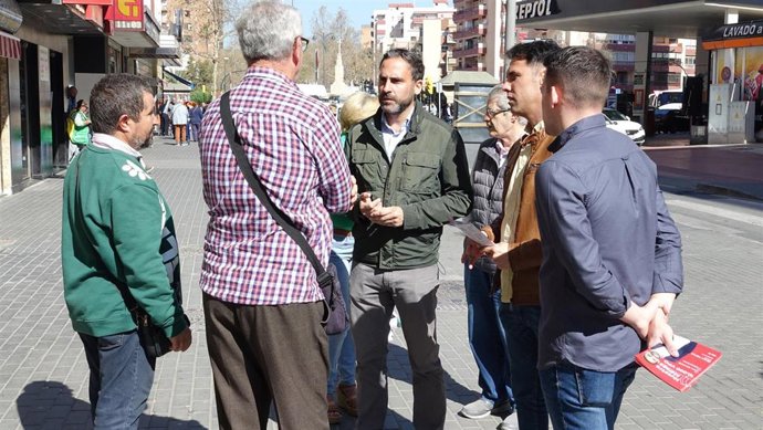 El candidato socialista a la Alcaldía de Málaga, Daniel Pérez, con el edil socialista Pablo Orellana