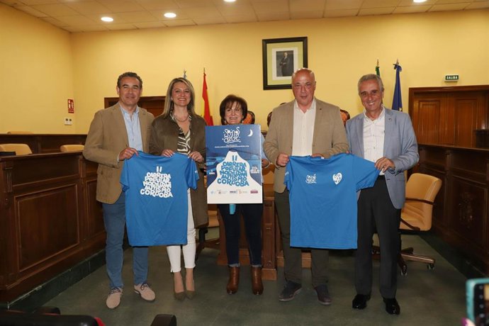 El presidente de la Diputación de Córdoba, Antonio Ruiz (segundo por la dcha.) en la presentación de la carrera nocturna solidaria '#SomosAzul'.