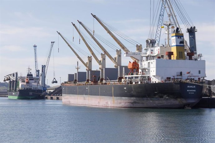 El barco en el que se incautó la droga, en el puerto de El Musel, a 21 de marzo de 2023, en Gijón, Asturias (España). 