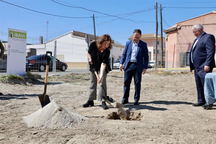 La presidenta del Govern, Francina Armengol, junto al conseller de Movilidad y Vivienda, Josep Marí, en el acto de colocación de la primera piedra de la promoción de viviendas en Santa Margalida.