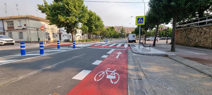 Archivo - Paso elevado en la calle Luis de Ulloa, a la altura del número 39