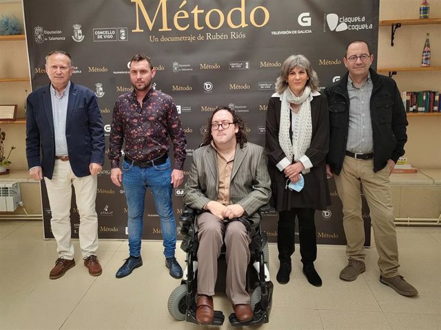 Autoridades y responsables del documental 'El Método' en su presentación en Salamanca.