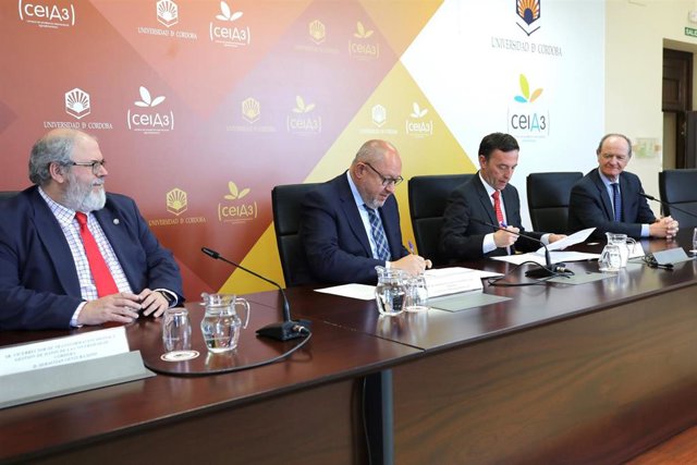 Firma del acuerdo entre Navantia y la UCO.