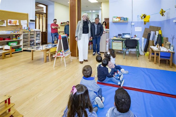 La consejera de Educación, Marina Lombó, en su visiita al colegio Antonio Muñoz y Gómez de Casar de Periedo