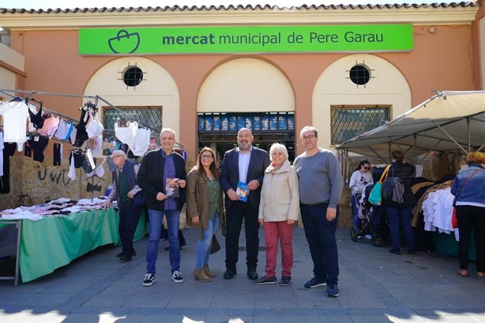 El presidente del PP de Palma, Jaime Martínez, visita un mercado municipal