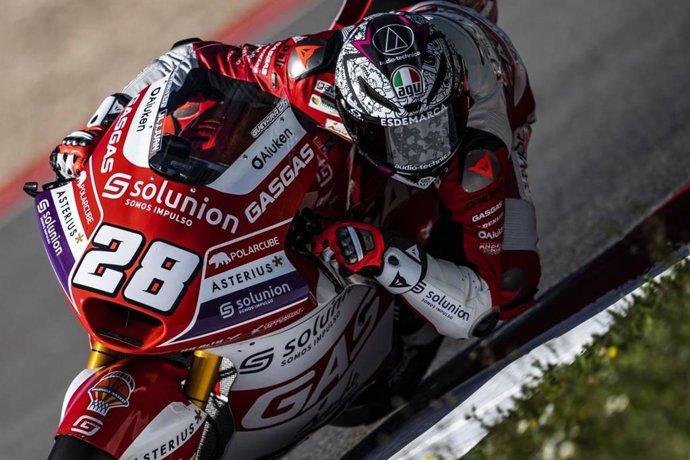 El piloto español Izan Guevara durante un test de pretemporada de Moto2