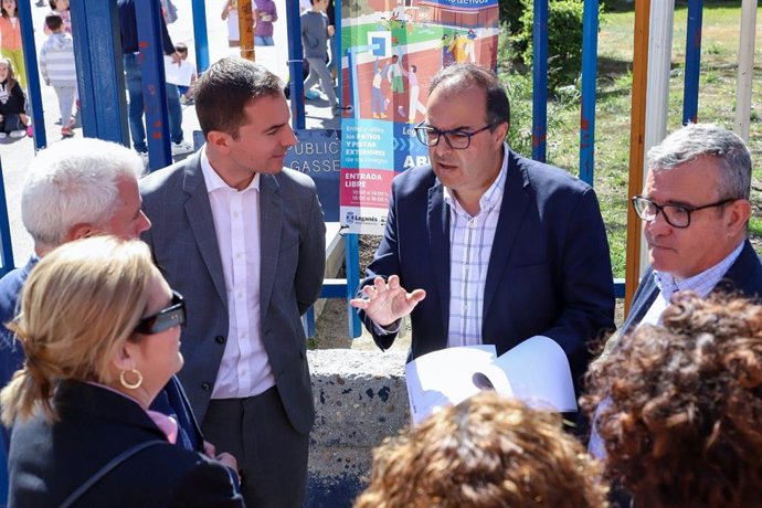 El portavoz del PSOE en la Asamblea de Madrid y secretario general del PSOE-M, Juan Lobato, junto con el alcalde de Leganés, Santiago Llorente.