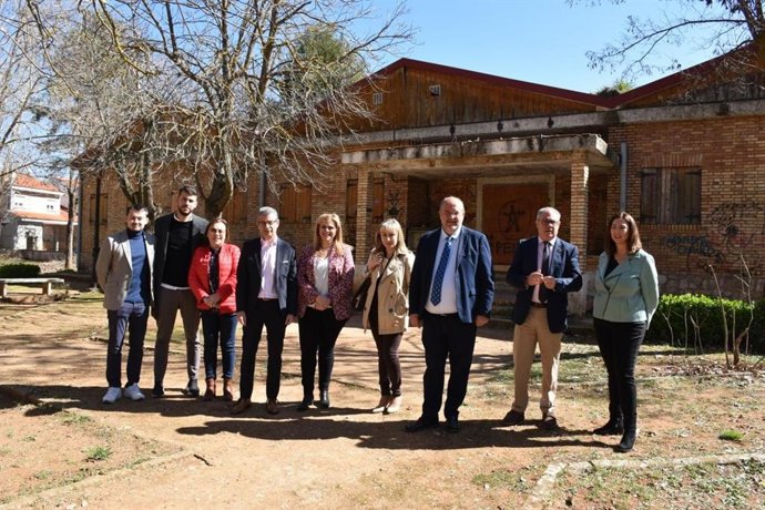 El vicepresidente de Castilla-La Mancha, José Luis Martínez Guijarro, ante el que será Centro de Día de atención a personas con discapacidad en Motilla del Palancar.