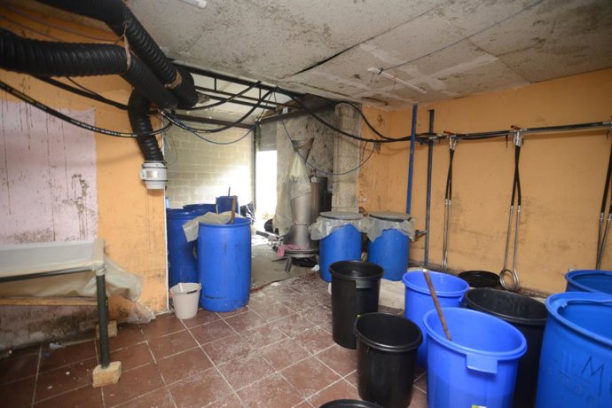 Bidones con disolvente en una vivienda donde se ha encontrado un laboratorio de cocaína, a 22 de marzo de 2023, en San Xurxo de Sacos, Cerdedo-Cotobade, Pontevedra, Galicia (España). Al menos 18 personas han sido detenidas en el transcurso de una operac
