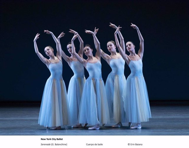 Archivo - Tiler Peck, center, with, from left, Kristen Segin, Mary Eiizabeth Sell, Laine Habony and Mimi Staker in "Serenade", choreography  The George Balanchine Trust. Lauren Lovette's farewell performance with New York City Ballet, Saturday, October 9